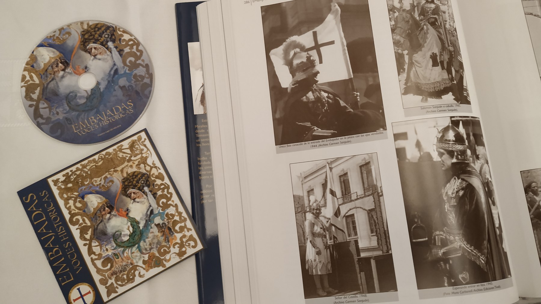 A l'esquerra, el CD de regal. A la dreta, l'única imatge que hi ha ad'un amabaixador amb els ulls tapats.