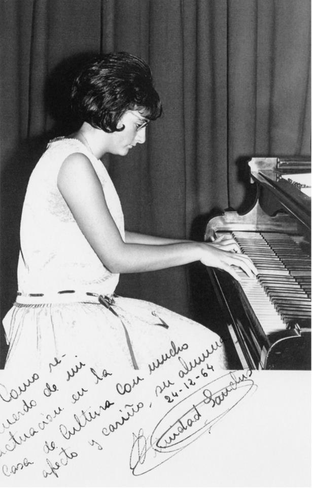 Trinidad Sanchis, en un concert en la Casa de la Cultura. La foto està dedicada a la seua professora, Pilar Mompó. Imatge de l'Associació d'Amics de la Música d'Alcoi