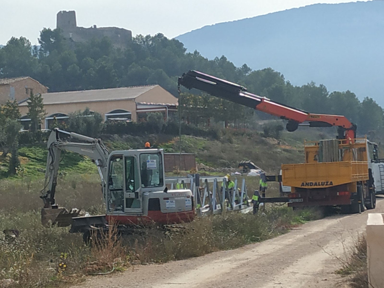Els obrers han començat a les 9 del matí, i al final del matí ja es veia la forma de l'estructura /AM