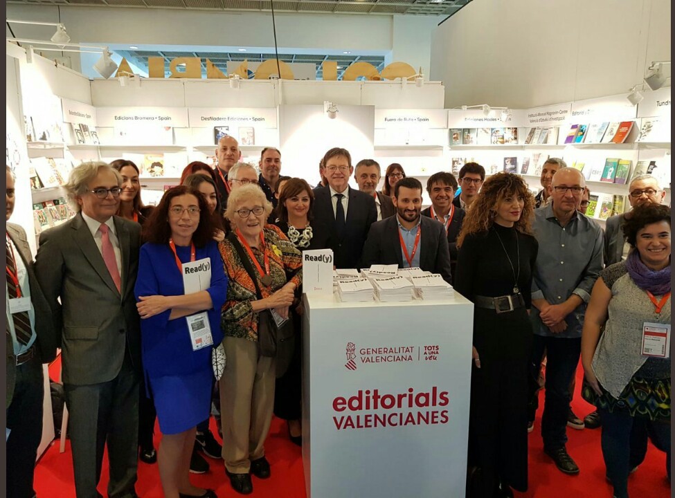 El president Ximo Puig i el conseller Vicent Marzà, a Frankfurt amb els escriptors i representqants d'editorials valencianes