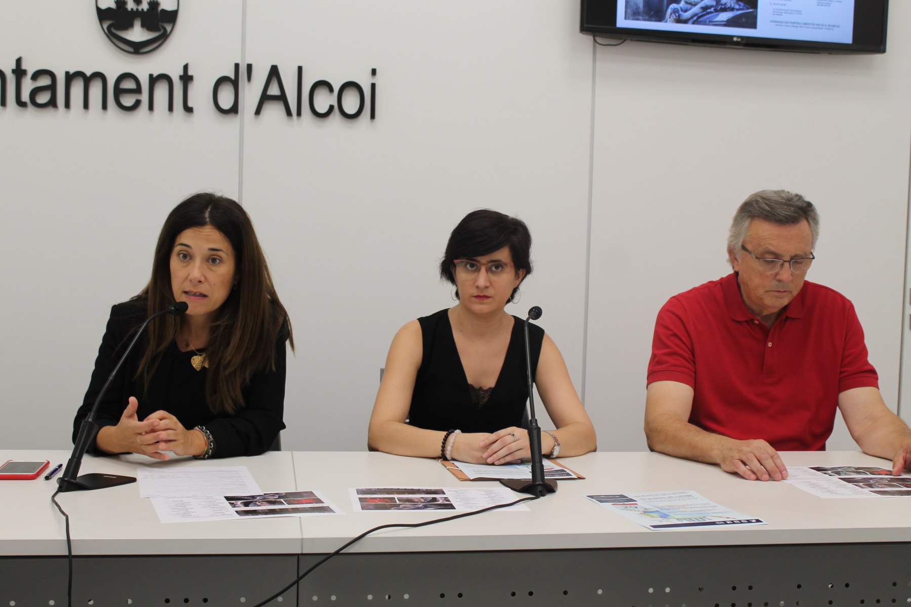 D'esquerra a dreta, la regidora de turisme Lorena Zamorano, la coordinadora del MUBOMA Elena Méndez, i Quicoc Carbonell del CAHEA