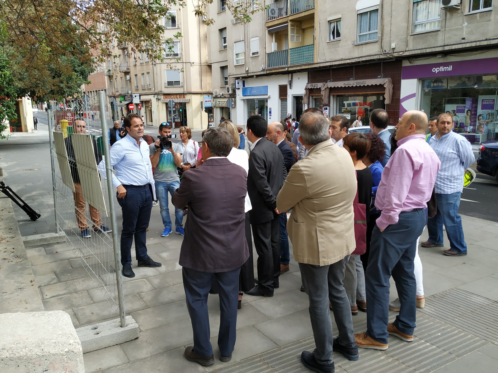 La consellera i diversos membres de l'equip municipal atenen les explicacions de l'Arquitecte municipal sobre les obres d'Entença