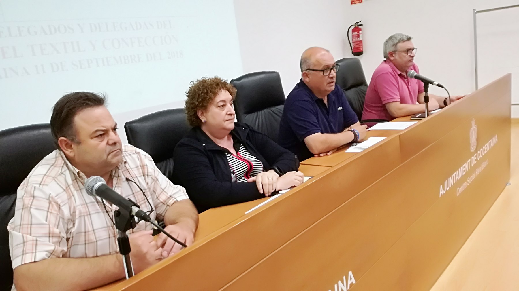 Carmen Expósito amb membres de CCOO en l'assemblea de delegats celebrada a Cocentaina/AM