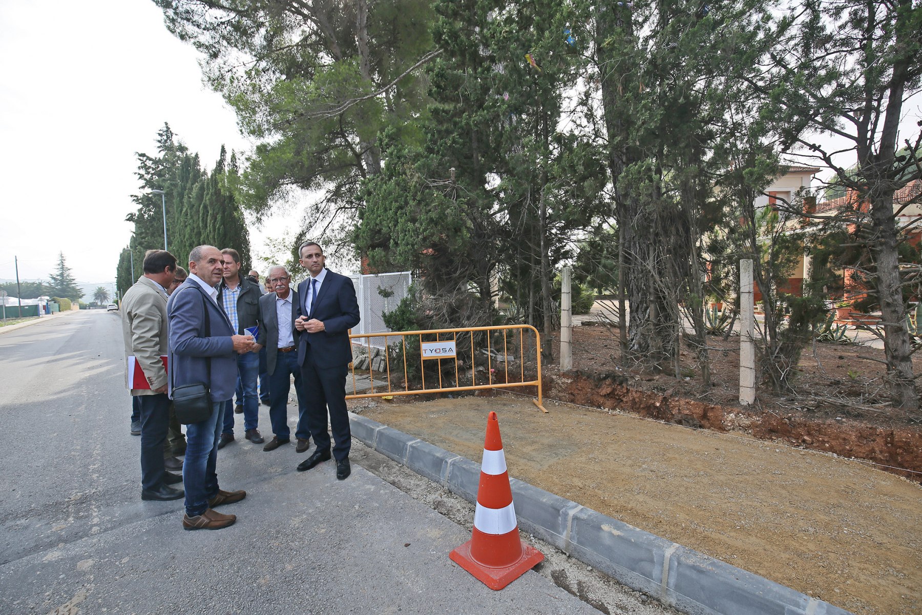 Visita a les obres de condicionament del paviment a Alcosser /DA