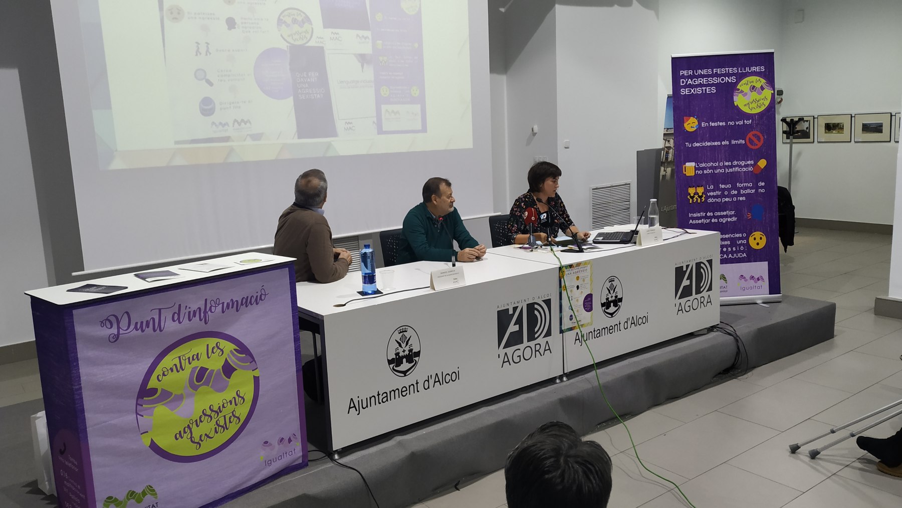 A l'esquerra, el punt lila d'informació que poden demanar els pobles