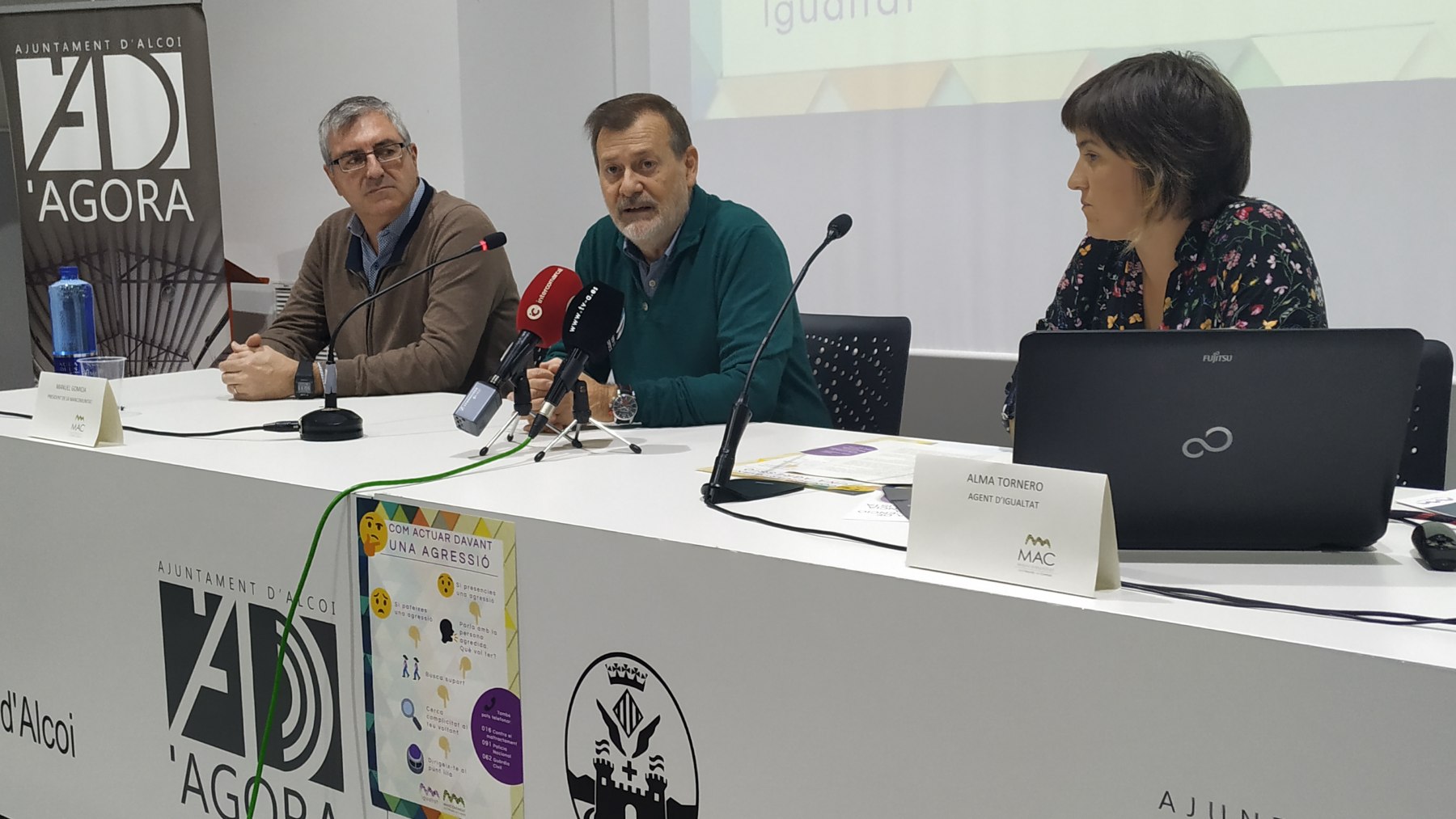 El president de la Mancomunitat, Manolo Gomicia; i l'agent d'igualtat Alma Tornero, presenten la campanya