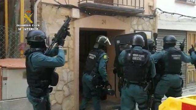 La Guàrdia Civil entra a la vivenda per a procedir a les detencions